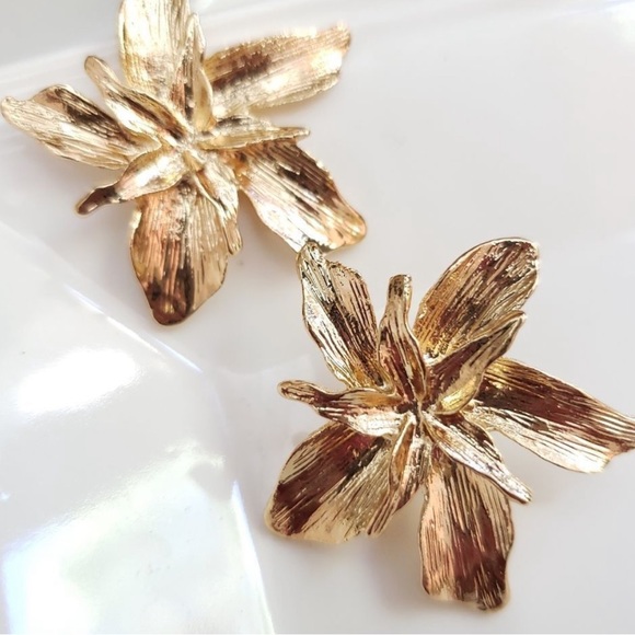 Gold Flower Earrings - Picture 6 of 9